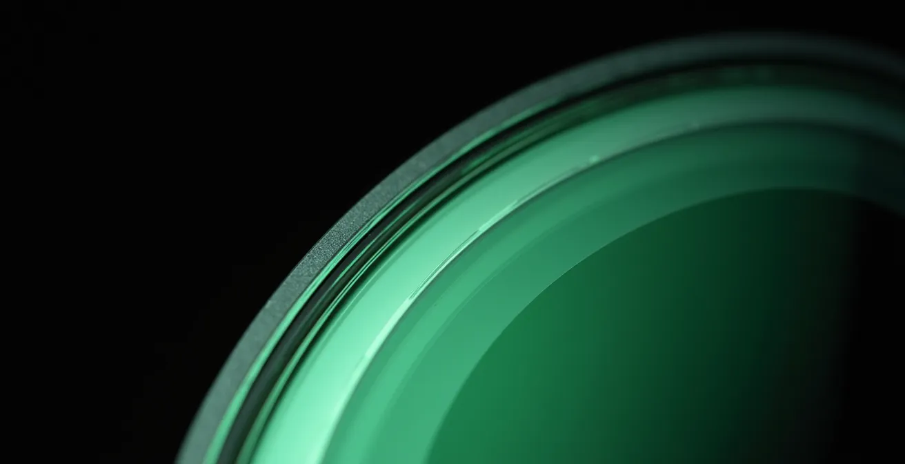 Détail macro d'un verre G-15 Ray-Ban montrant les couches de filtration